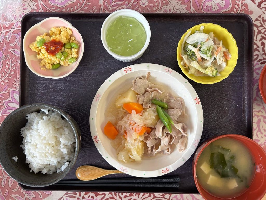 デイサービスめぐるおひるごはん肉じゃがの写真