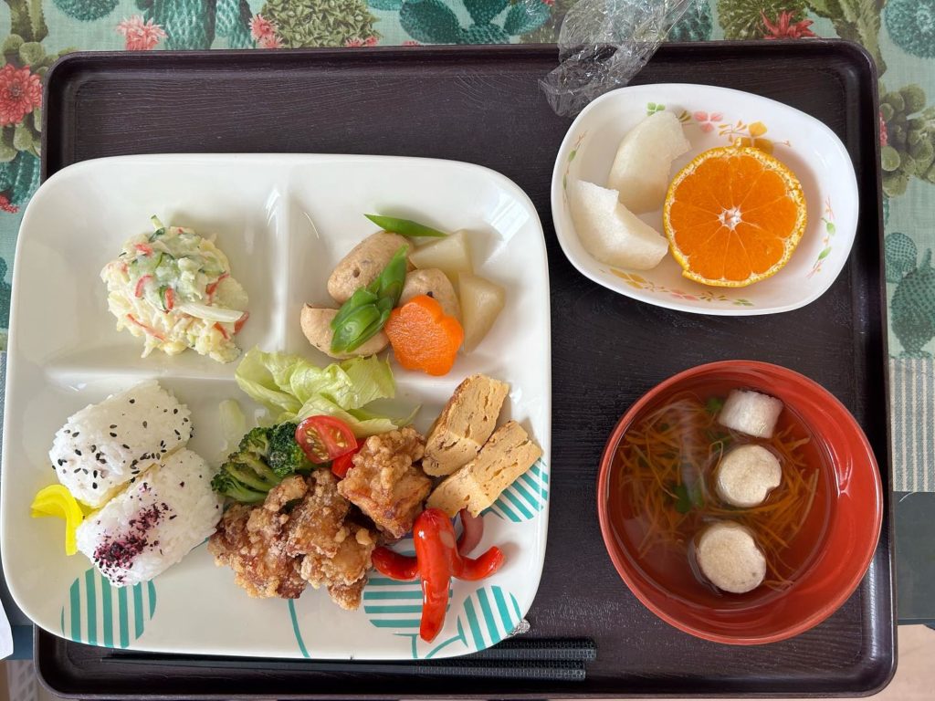 デイサービスめぐるおひるごはん唐揚げの写真