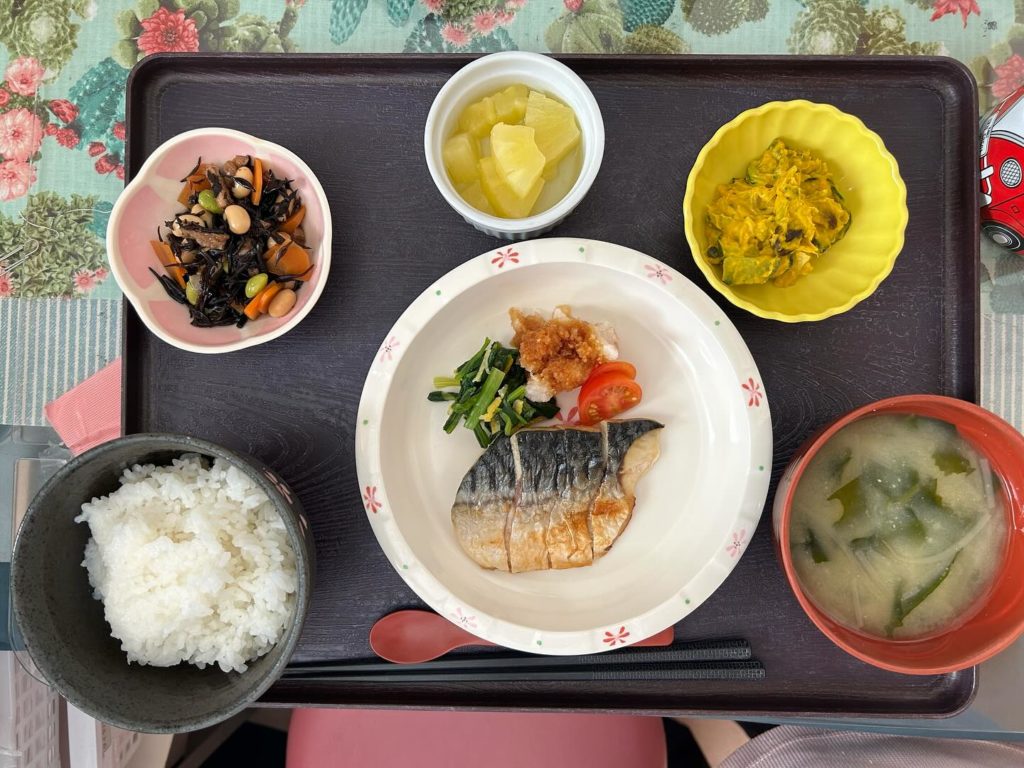 デイサービスめぐるおひるごはんさばの塩焼きの写真