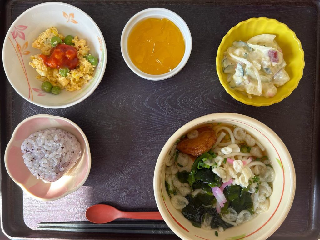 デイサービスめぐるおひるごはんうどんの写真