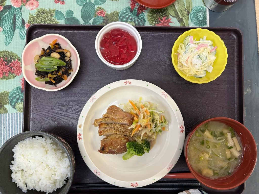 デイサービスめぐるおひるごはんチキンの照り焼きの写真